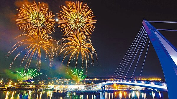 受到海葵颱風的影響,漁人碼頭煙火秀最終場延至今晚8時施放,繽紛絢麗的煙火秀長達900秒,將照亮淡水河面。圖/新北市漁業處提供