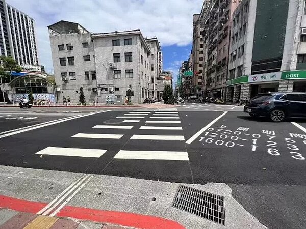 這名網友隔幾天再去看,發現斑馬線中間的導盲行穿線還是只做一半,根本沒畫好。圖/讀者提供