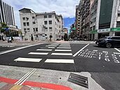 行人地獄翻版？導盲線畫一半　網炸鍋：走到路中央被車撞？