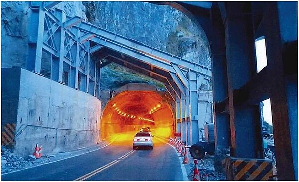 蘇花公路大清水明隧道災修工程，11日起至15日交管，上午9時至下午5時，採單線雙向機動管制；夜間管制時間為晚間8時至翌日凌晨4時，每2小時放行1次。圖／公路總局提供