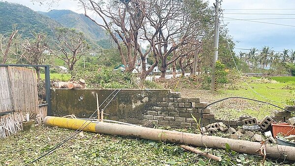 颱風海葵造成台東9萬餘戶停電，台電稱已全面復電，台東海線居民因路樹壓垮電線桿，至今仍無電可用。圖／讀者提供