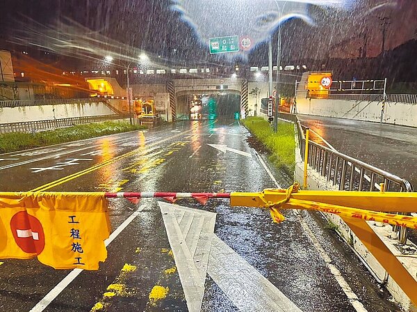 台南市小東路地下道8日晚間因強降雨預防性封閉。圖/台南市政府水利局提供