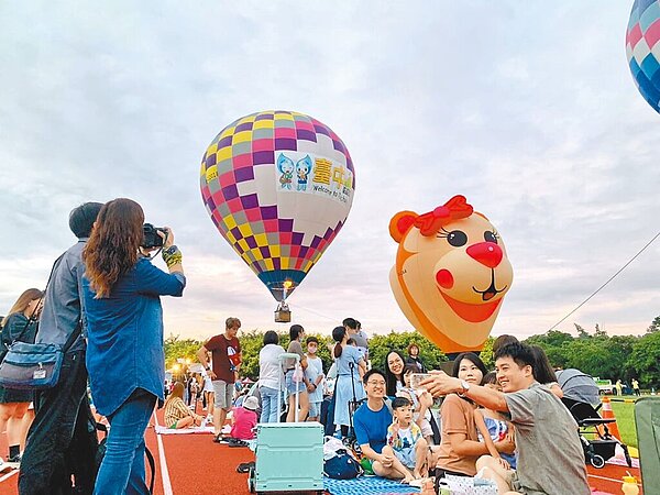 台中石岡熱氣球嘉年華活動9日再度登場,有人席地而坐野餐、搭乘熱氣球,有人搶拍熱氣球繽紛升空美景,吸引上千人參加。圖/讀者提供