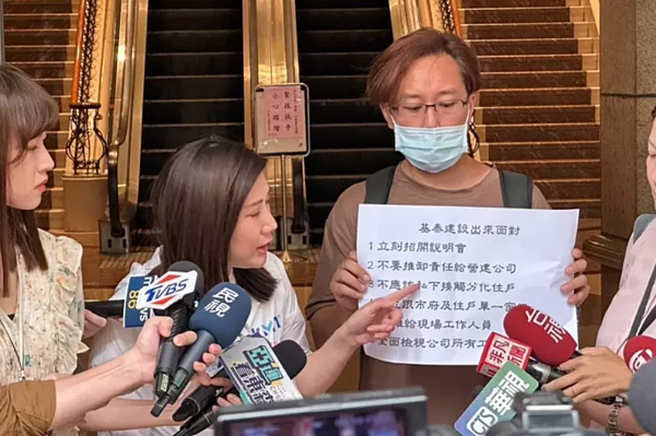 北市議員柳采葳率住戶至基泰陳情,公司未派人接陳情書。圖/柳采葳提供