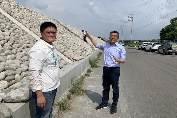 台中市大安溪廍子及社尾堤防橫跨大甲及外埔區,是大安溪重要的河堤設施,立法院副院長蔡其昌(右)召集會勘,要求主管的水利署三河局提出交通改善方案。圖/蔡其昌辦公室提供