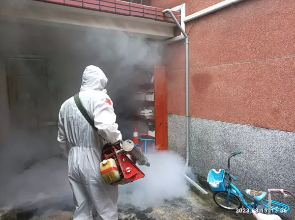 台南市登革熱疫情嚴峻,教育局通知各校,校園內被查獲陽性孳生源,或教職員工生在校內感染登革熱,將處分相關人員。圖/南市衛生局提供