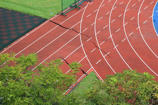 道明中學操場龜裂,近期緊急停課一日。本報資料照片