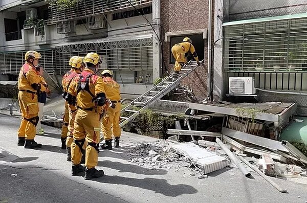 台北市中山區大直街九十四巷民宅因基泰建設施工不當塌陷,消防局派遣北市搜救隊深入危樓探勘,了解居民返家拿家當是否安全。圖/北市府提供