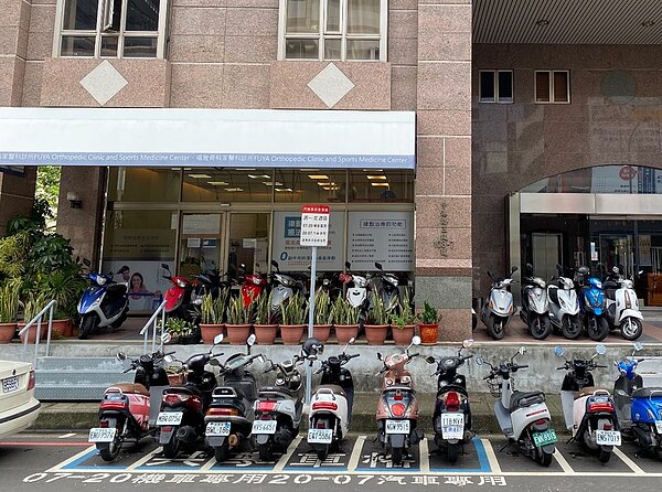 台中市政府再新增西區市府路台中州廳前、民生路、西屯區福雅路、永福路等4處地點,停車位採汽機車格共享,擴大停車格使用績效。圖/台中市交通局提供