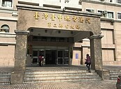 大樓中庭指著主委家飆五字經　台中男被告公然侮辱無罪