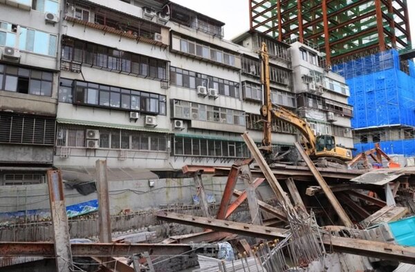 台北市「基泰大直」施工不當導致附近民宅受損或傾斜。圖／報系資料照
