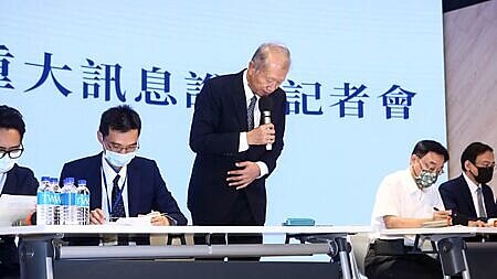 基泰建設於證交所召開重訊記者會,董事長陳世銘鞠躬道歉3次後,宣布辭去董事長一職。圖∕鄧博仁