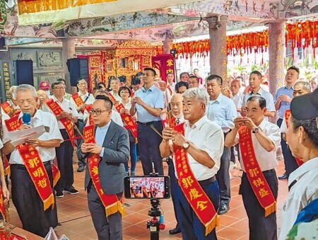 今年的籠中元祭即將落幕,但主辦的各姓宗親會成員大多是長者,像基隆市議會議長童子瑋(前排左二)這樣65歲以下的「年輕人」只有5%。(張志康攝)