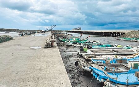 
雲林縣台西鄉五條港碼頭飽受淤沙之苦，漁民只能利用漲潮時段進出。（張朝欣攝）
