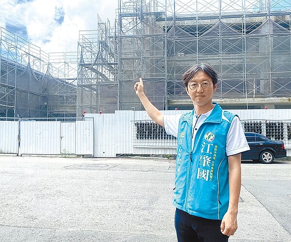 台中市議員江肇國指出,市府今年初變更興中立體停車場設計,擴增原本5層樓至7層樓,使得工程停頓1年且延宕至今。(台中市議員江肇國提供/林欣儀台中傳真)