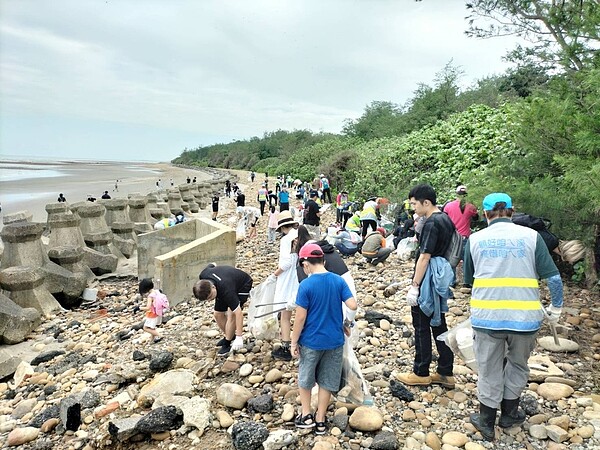 二河局9日攜手多個公私團體，假桃園市新屋區福興溪出海口（蚵間海岸）辦理守護海洋環保淨灘活動。（圖／第二河川局提供）