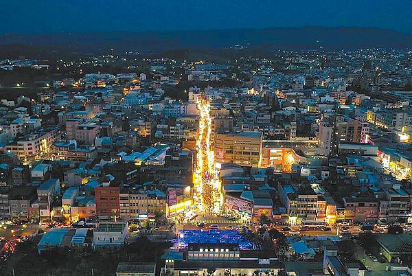 苗栗苑裡一年一度鬼門關夜市，從空拍照片景致壯觀，也被當地人譽為「台版神隱少女市集」。（張麥斯提供／李京昇苗栗傳真）