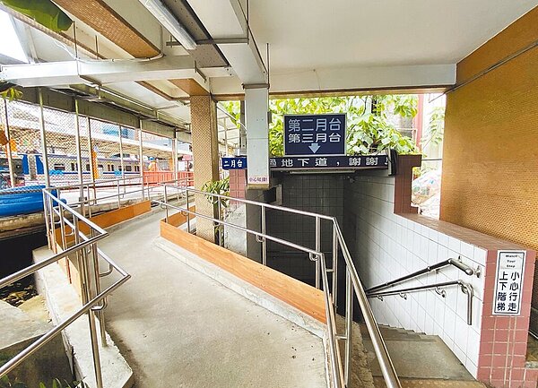 桃園鐵路地下化內壢車站因工程封閉1月台地下通道引發民怨，立委魯明哲邀集相關單位會勘，並決議重新開放。（魯明哲提供／呂筱蟬桃園傳真）