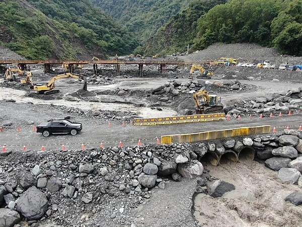 台20線94K＋500明霸克露橋河床涵管便道於8月22日因午後強降雨引發玉穗溪土石泥流淹沒損毀，甲仙工務段近日積極搶修下，已於今天中午12時完成河床維生便道。（公路總局甲仙工務段提供／林雅惠傳真）