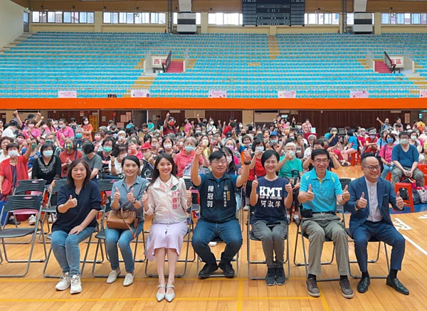 基隆市衛生局今在市立體育館舉辦國際失智月活動，基隆市議長童子瑋（前右一）和多名市議員出席。圖／市議員許睿慈提供