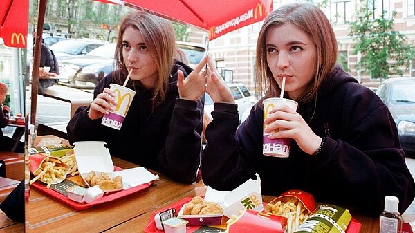 網友揭麥當勞砍掉內用區不一定是為了省成本。（示意圖／取自pexels）