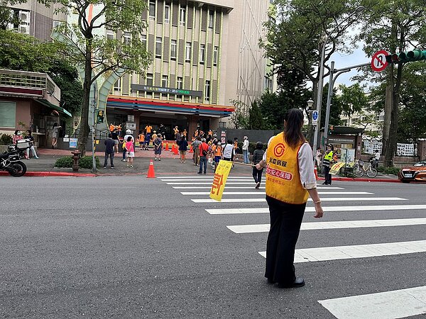 身為在地好鄰居的永慶房屋熱心擔任國小交通導護志工,保護學童平安上下學,為交通安全盡一份心力。圖/永慶房屋提供