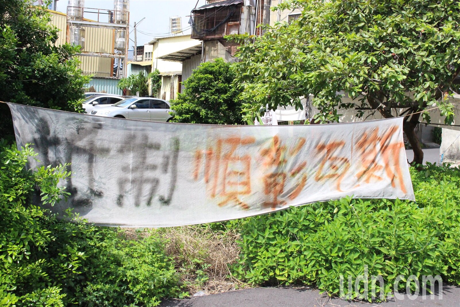 彰化市莿桐里有業者申請興建液化石油氣容量儲存設施,居民長期綁布條抗議。記者林敬家/攝影