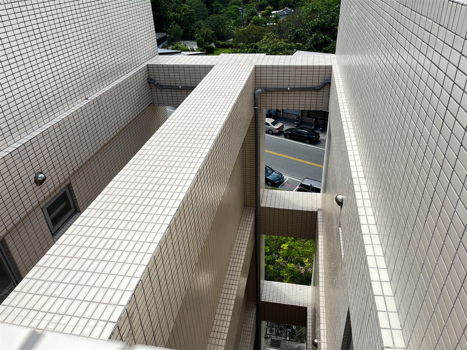 花蓮青年住宅排水管線太細,在颱風或下大雨時可能來不及排水。記者王思慧/攝影