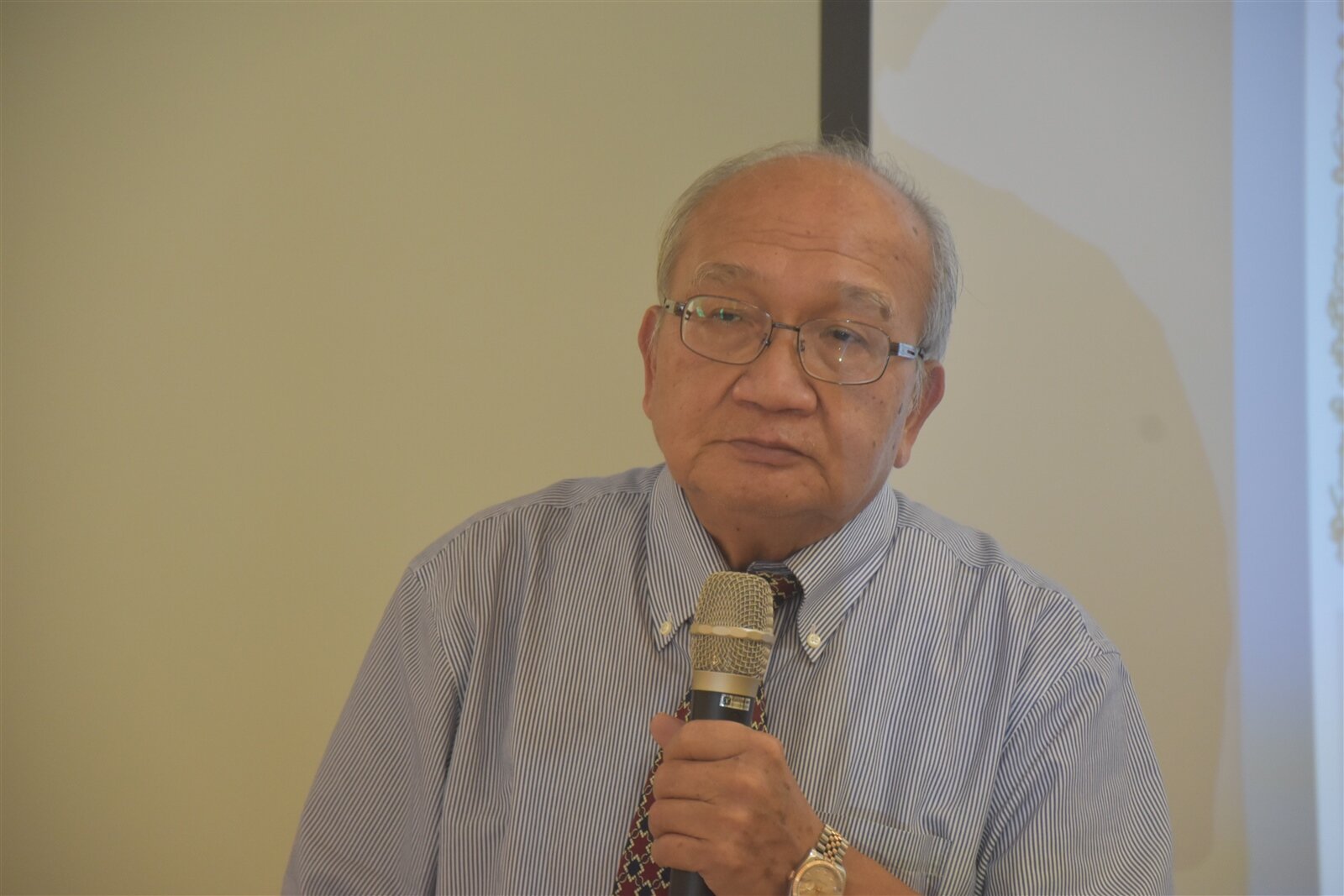 新北市土木建築學理事長余烈指出,頂樓排水孔只有兩個,下大雨根本來不及宣洩,需要再增加排水孔。記者王思慧/攝影