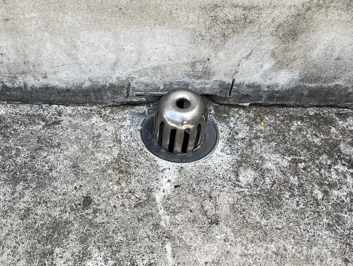 花蓮青年住宅頂樓只有大約1英寸半的2個排水孔,導致排水不及,水流進室內。記者王思慧/攝影