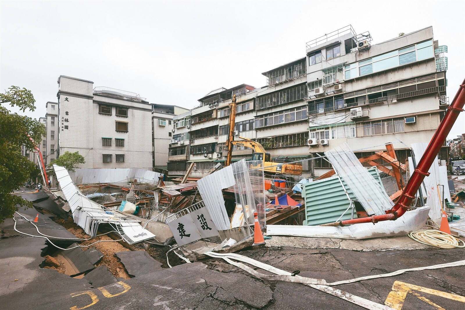 北市「基泰大直」建案施工不當，造成連續壁斷裂、工地塌陷，附近鄰房嚴重受損。記者余承翰／攝影 