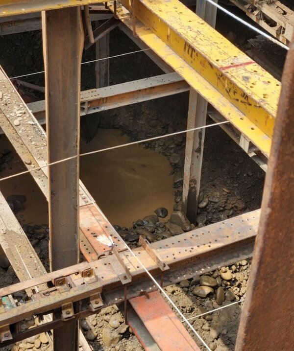 稽查員發現該工程基地進行開挖作業時，遭地下水湧入工地產生黃泥水流至豆子埔溪造成汙染。圖／環保局提供