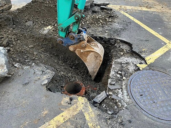 出現凹陷的路口經開挖後，現場沒有掏空情形。圖／取自陳怡君臉書