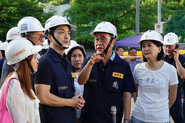 台北市長蔣萬安視察大直民宅坍塌案情形。圖/北市府提供
