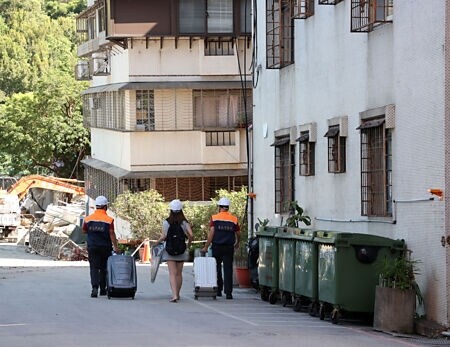 基泰建設大直工安事件造成鄰近大直街民宅傾塌，不少受災戶10日在消防人員陪同下，返回住家拿取貴重物品。圖∕本報資料照片