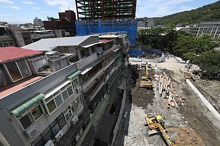 因「基泰大直」建築工地施工不慎，導致鄰房坍塌。圖∕本報資料照片