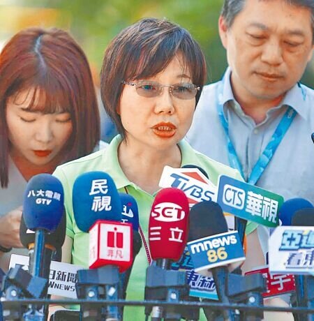 台北市都發局長王玉芬11日公布工地的下包連續壁廠商為「齊崴營造」,她強調一個都不要跑掉,讓大家可以避開雷區。(季志翔攝)