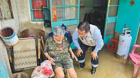 
台南市白河區崎內里東福利、西福利10日淹大水，市長黃偉哲（右）昨天前往當地慰問受災戶。（張毓翎攝）
