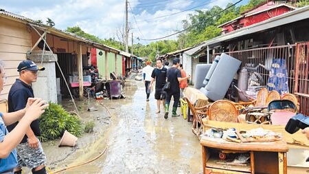 
台南市白河區崎內里東福利、西福利10日晚間淹大水，在水退去後，村落道路一片泥濘。（張毓翎攝）
