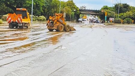 
嘉義暴雨淹大水，82快速道路中和交流道下泥濘不堪，機具及工程車進進出出持續清泥。（廖素慧攝）
