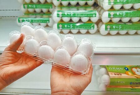 超思公司進口巴西蛋的爭議持續延燒,其中保存期限超過4個月引發討論。圖為民眾在賣場選購冷藏蛋。(本報資料照片)