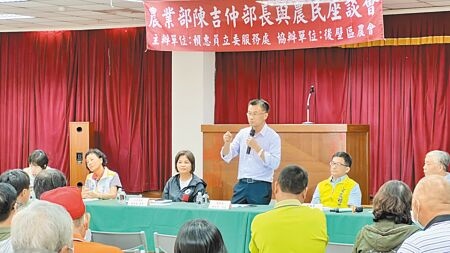 農業部長陳吉仲（拿麥克風者）昨日到台南與農民座談，他保證會取消嘉南灌區明年1期「大區輪作」制度。（張毓翎攝）