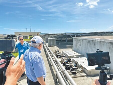 花蓮縣政府昨邀請新北市土木建築學理事長余烈,到青年住宅頂樓察看排水孔的狀況。(羅亦攝)