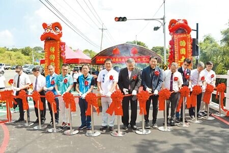 
聯合大學二坪山校區與台13線銜接為T字路口，學生行車安全風險高，校方為此斥資千萬元新闢1條機車道。（李京昇攝）
