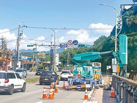 
桃園市大溪區武嶺橋逢大雨有積淹水問題，復興工務段執行改善工程改善路面品質。（呂筱蟬攝）
