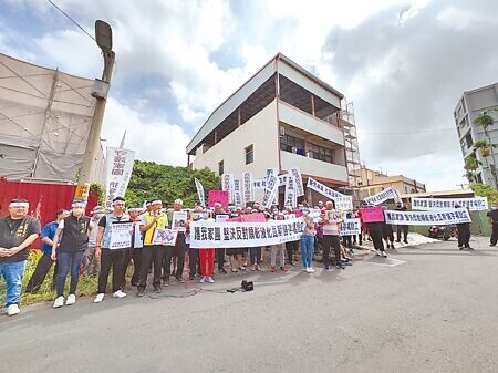 
彰化市莿桐里彰水路207巷正在興建的瓦斯鋼瓶儲存場工地前，11日聚集近百鄉親到場，高舉「守護家園、抗爭到底」等白布條抗議。（吳建輝攝）
