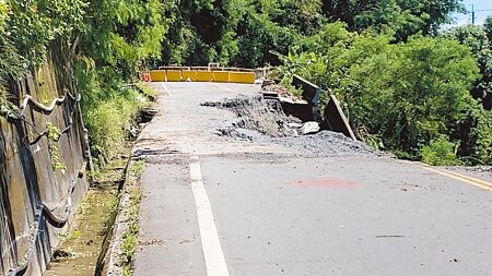 
東64線受海葵颱風侵襲，部分路基流失、路面下陷，金峰鄉公所自9月5日封閉道路，改以2條產業道路作為替代道路。（蕭嘉蕙攝）
