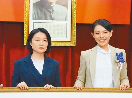 蔡麗清（左）昨到市議會辭行，她說，對新竹市府不作任何評論。圖為去年底高虹安就職日當天向外界介紹新任副市長。（本報資料照片）