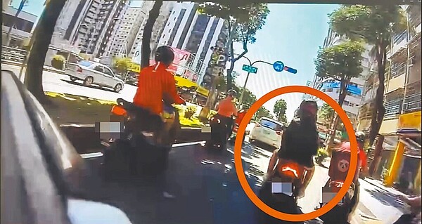 高雄左營一名女騎士（紅圈處）僅因為在樹蔭下躲避陽光停等紅燈就接到天價罰單，警方對此已經撤單。（翻攝照片／林瑞益高雄傳真）