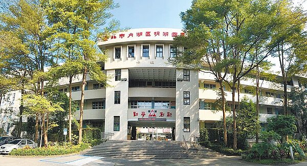 台北市明湖國小一名高年級生6月食用營養午餐「咖哩燉豬肉」,發現豬肉塊有異物,立刻吐出,卻是1根2公分針頭插在肉塊裡。(摘自學校臉書粉專/蔡佩珈台北傳真)